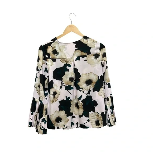 Banana Republic Factory Pleated Bell Sleeve Floral Blouse XS Petite - Picture 4 of 5